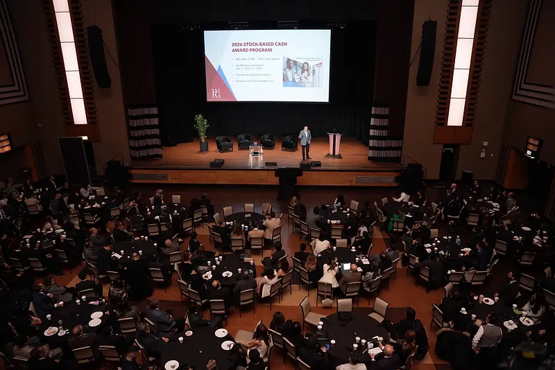 Round tables filling the floor during a session
